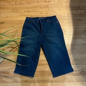 Beautiful size 10 capri jeans rhinestone pockets